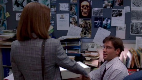 Scully und Mulder treffen sich zum ersten Mal.