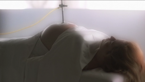 Scully unter dem Ufo-Bohrer (und Schauspielerin Gillian Anderson ist tatsächlich schwanger).