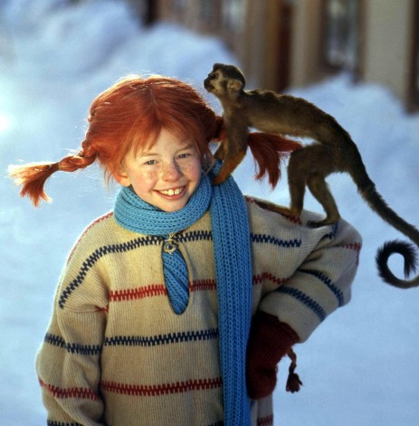 ARCHIV - HANDOUT - Lächelnd trägt die Schauspielerin Inger Nilsson in einem Film von 1968 als «Pippi Langstrumpf» an einem kalten Wintertag ihr Äffchen «Herr Nilsson» auf der Schulter spazieren (Szenenfoto von 1968). Pippi Langstrumpf ist die bekannteste Figur der schwedischen Kinderbuchautorin Astrid Lindgren (1907-2002). Foto: epa (zu dpa «Astrid Lindgrens Pippi Langstrumpf» vom 19.11.2015) +++(c) dpa - Bildfunk+++ |